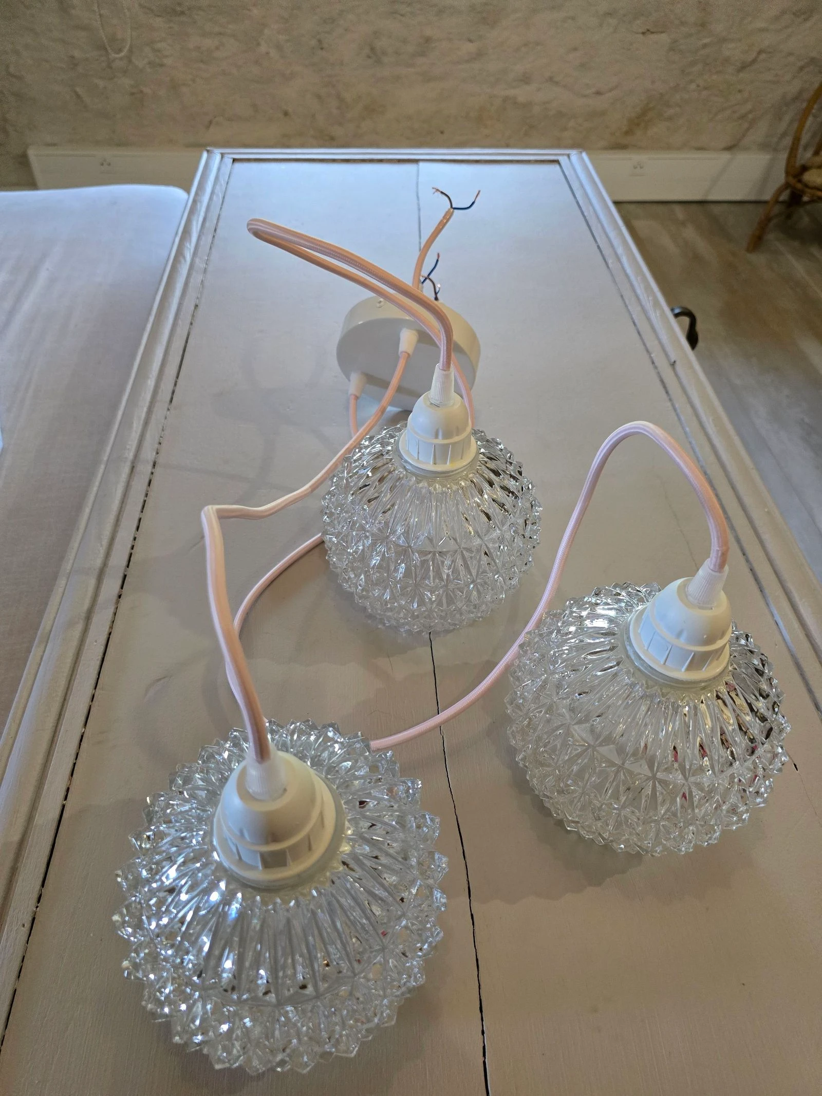 Suspensión cascade tres globos en vidrio cincelado vintage hilo rosa y elementos eléctricos blancos – photo 3